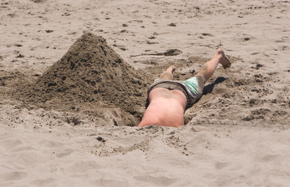 Igrao se kopajući rupu u pijesku na plaži, a onda skoro ostao živ zakopan: 'Vrištao je u pomoć...'