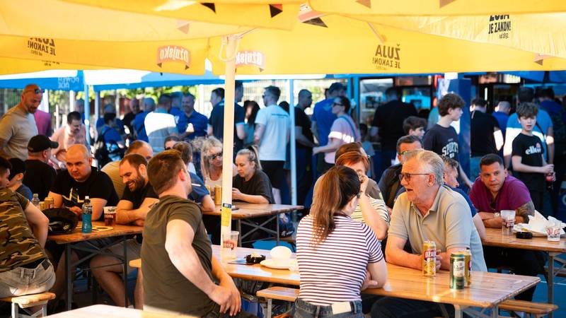 'Dinamovo' na Zapadu grada... Igrači zapjevali s navijačima, cijelo Špansko obojano u plavo!