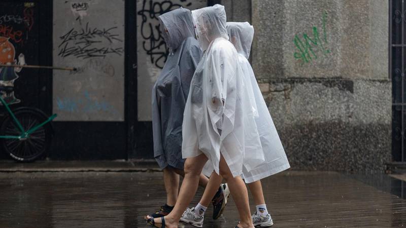 FOTO Temperatura u Zagrebu spustila se na čak 18 °C: Obilna kiša uz jak vjetar pada od jutra