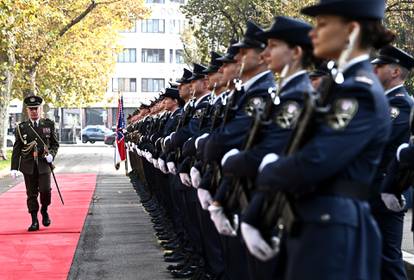 FOTO S crvenog tepiha micali list po list, Milanovića čuvali specijalci s antidron puškama