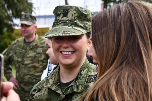 Na svečanoj prisegi ročnika u Požegi pozornost je privukla Diva Perković, kći pjevača Marka Perkovića Thompsona