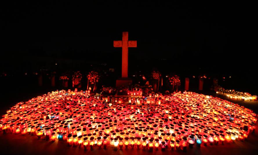 Dan je Svih svetih: Pogledajte fotografije s hrvatskih groblja