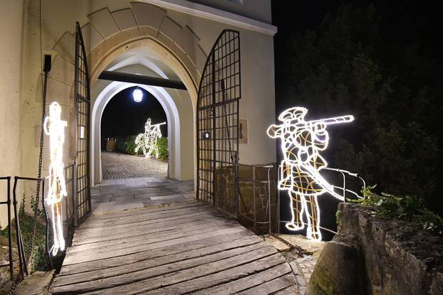 U dvorcu Trakošćan otvorena je izložba svjetlosnih skulptura "Dvorac svjetla"