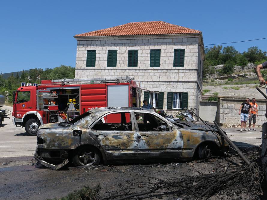 Panika u Zagvozdu: Buktinja iz automobila zahvatila je šumu