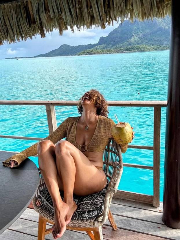 FOTO Grudnjaci su precijenjeni: Halle Berry pokazala dekolte u zavodljivoj satenskoj haljinici