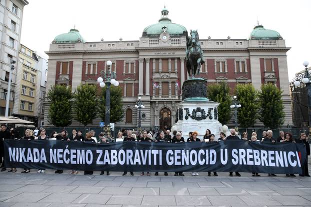 Beograd: Povodom 30. godišnjice genocida u Srebrenici, Žene u crnom organizirale su stajanje u crnini i šutnju na Trgu Republike