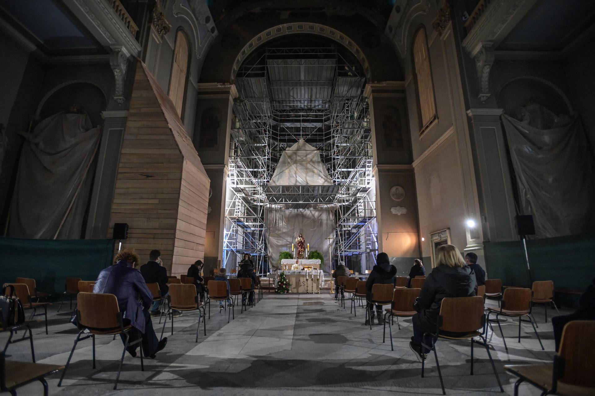FOTO U bazilici Srca Isusova u Palmotićevoj prvi puta nakon razornog potresa služili misu