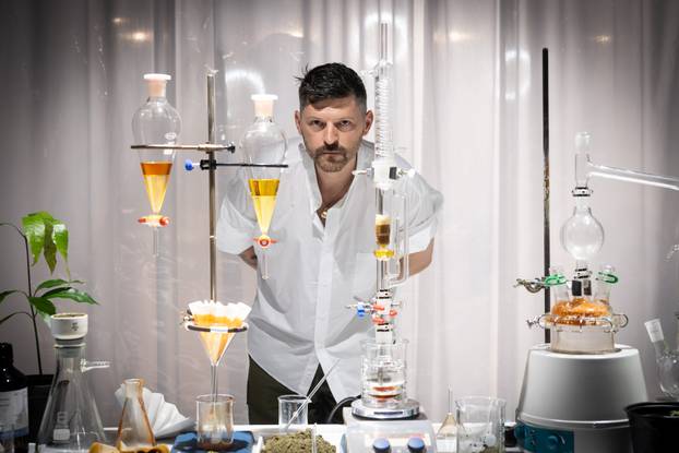 Zagreb: Otvorenje izložbe Skin(s)care - između njege i nasilja