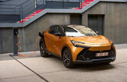 Toyota C-HR Plug-in Hybrid 220:  konceptni cestovni automobil, s dvojnim DNA kodom