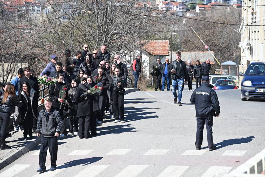 Brojni stanovnici Kočana oplakuju poginule na dan njihova sprovoda