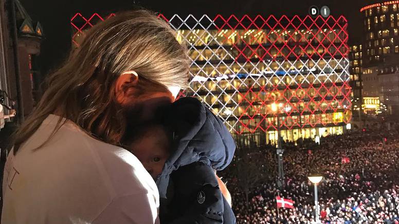 Delirij u Danskoj: Hansen pred tisućama navijača sa sinčićem