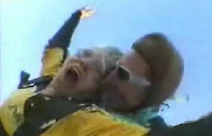 Starici ispalo zubalo dok je skakala s padobranom