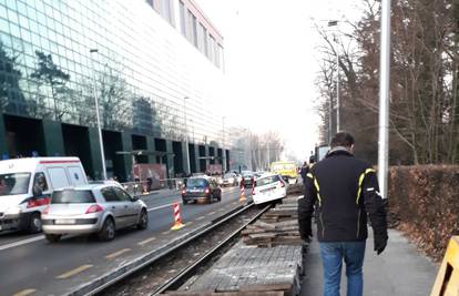 Zagreb: Taksi upao među tračnice, nastao prometni kaos