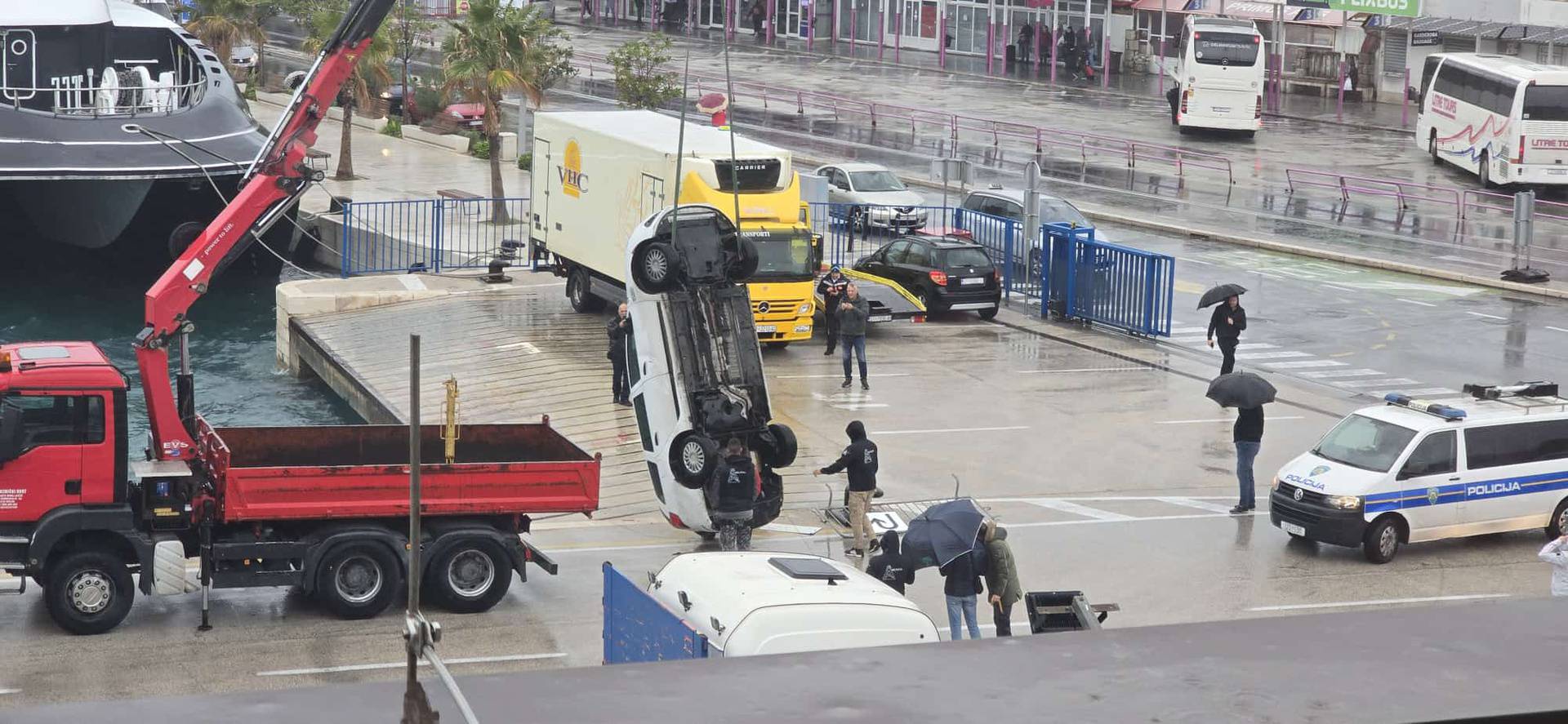 FOTO Automobil s dva putnika upao u more kod splitske luke