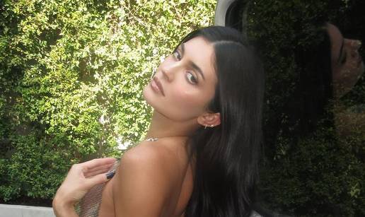 FOTO Kylie je pokazivala gola le&dstrok;a, a grudi joj skoro ispale! Uske hla&ccaron;e istaknule su i guzu