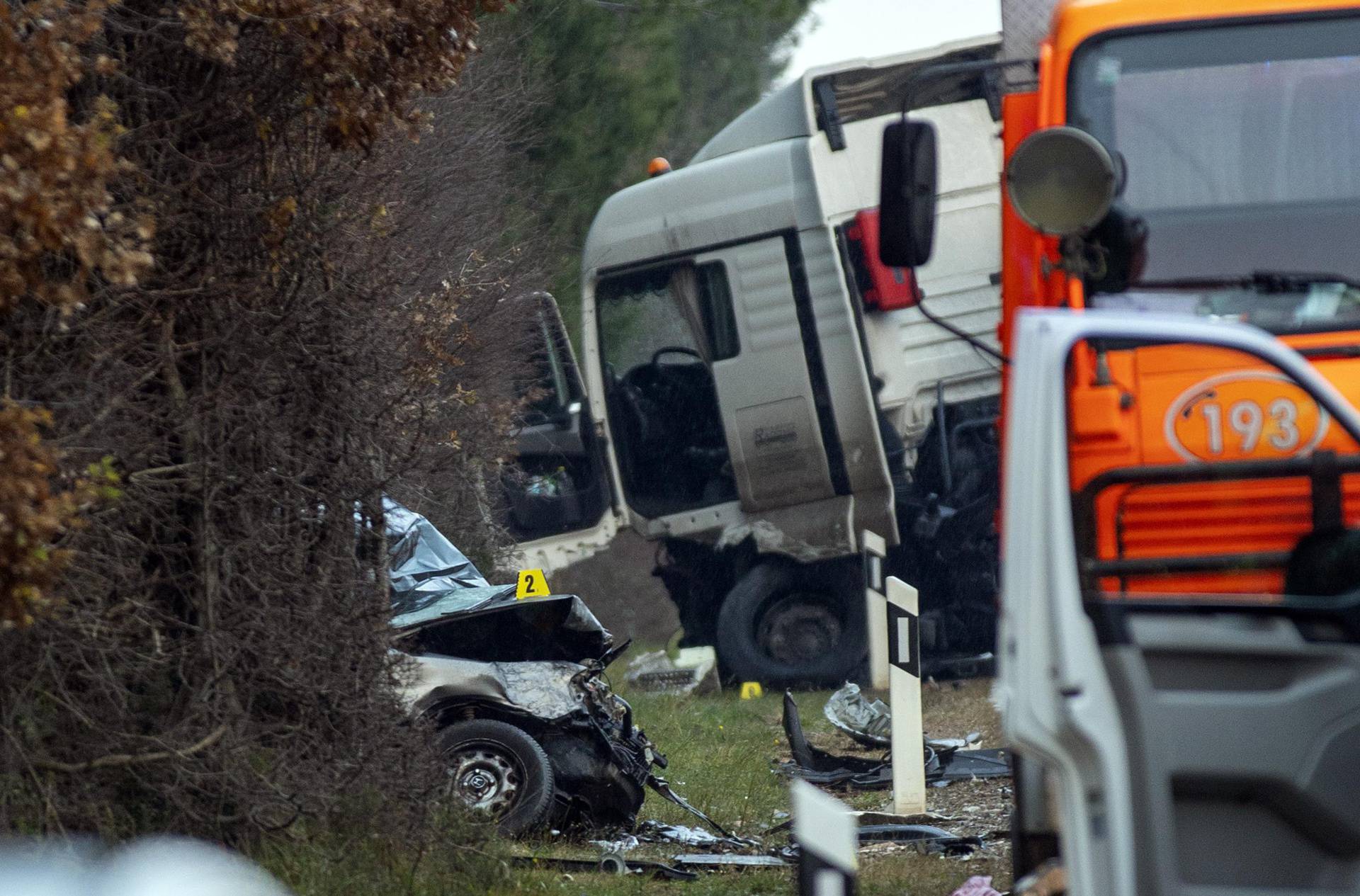 U sudaru kamiona i automobila nedaleko Pule jedna je osoba poginula