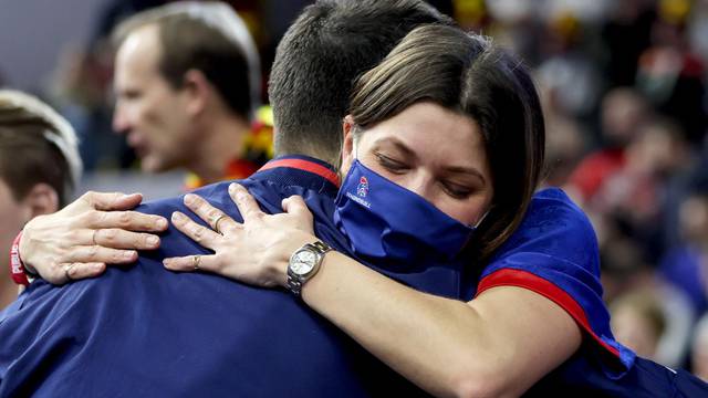 Koeln: Nikola Karabatić nakon utakmice protiv Hrvatske zagrlio suprugu