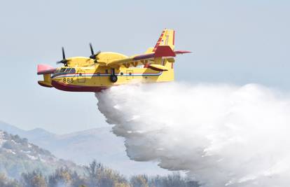 Požar kod Gračaca: Gase tri kanadera, pomaže i helikopter