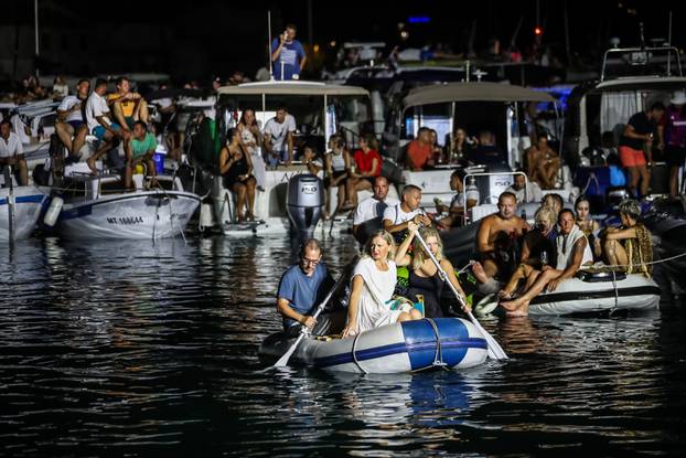Vela Luka: Tisuće okupljenih na koncertu "Trag u beskraju" u čast Oliveru Dragojeviću