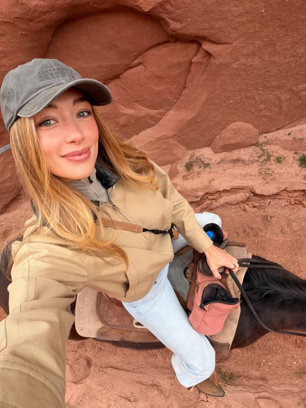 FOTO Britanska 'bomba' uživa na Ibizi: Skinula se u sićušni bikini i raspametila fanove