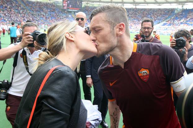 Archive, Francesco Totti and Ilary Blasi, love at the end of the line? According to Dagospia tonight the couple will announce the separation