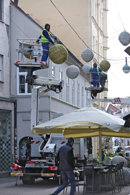 Zagreb: Počelo ukrašavanje Gajeve ulice za nadolazeće praznike 