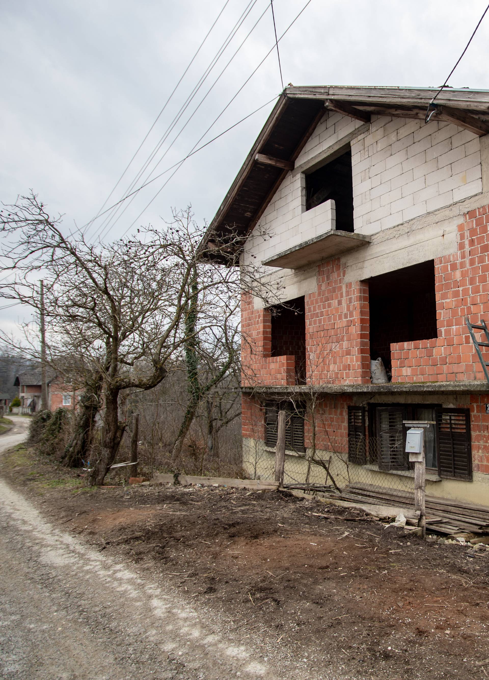 I tata i sin ostali bez obje noge: 'Trebaju nam novi krov i kolica'