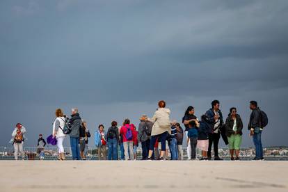 FOTO Kad Boris ugasi svjetlo:  Ovo je Zadar u podne. Čini se kao da je večer. Turisti u šoku