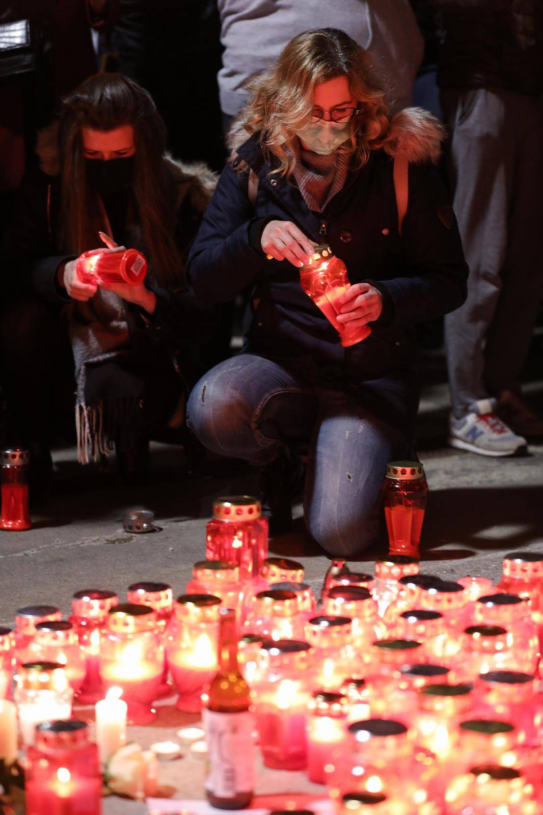 Zagreb: Obožavatelji se ispred Arene opraštaju od Balaševića pjesmom i paljenjem svijeća