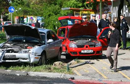 Muškarac teže ozlijeđen u sudaru dva automobila