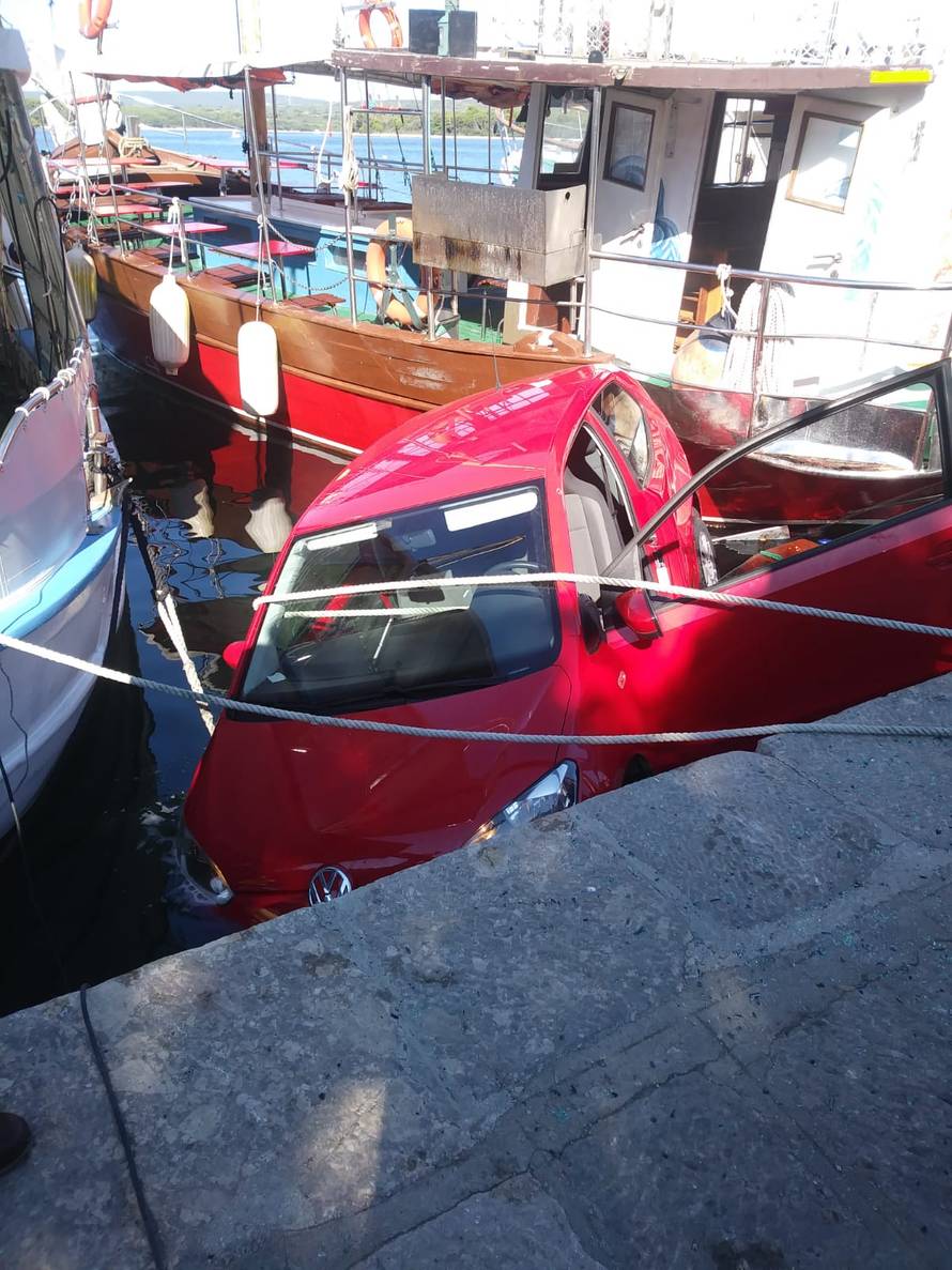 VIDEO Evo slobodnog mjesta! Na Krku parkirao između dvije barke, sam je isplivao iz auta