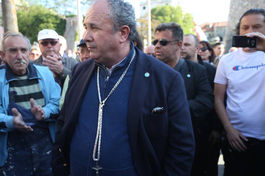 Policija izbacila HSP-ovce koji su ometali Frljićevu predstavu