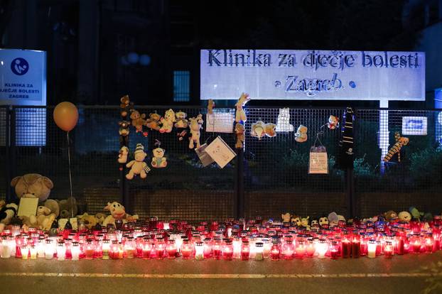 Građani ispred Klaićeve bolnice u Zagrebu ostavljaju plišane igračke i pale svijeće za preminulu djevojčicu