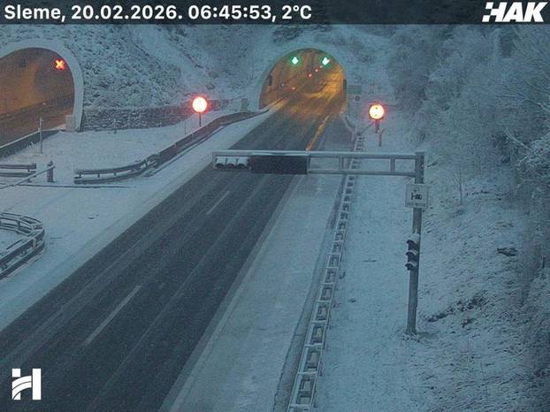 FOTO Snijeg pada u Gorskom kotaru, Lici i na sjeveru. Nema pravca do Rijeke za šlepere