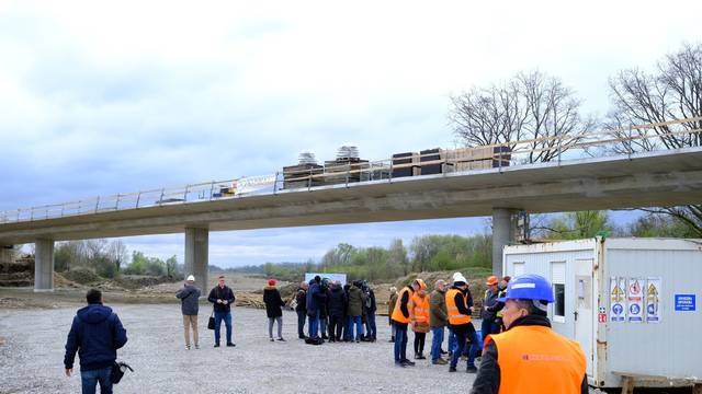 Selsko polje: Ministri Butković, Bačić i Medved obišli radove na autocesti Zagreb - Sisak