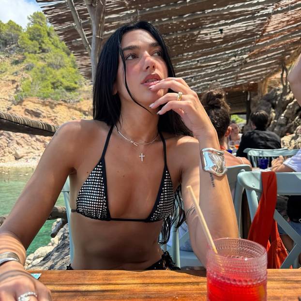 FOTO Opa! Dua Lipa pokazala je zavidnu figuru: Fanovi u deliriju