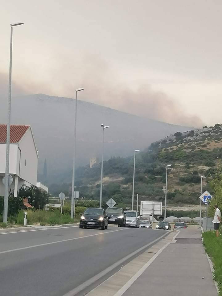 Sirene za uzbunu kod Trogira, kanaderi ugasili veliki požar