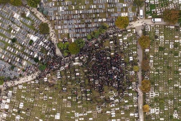 Sarajevo: Pogled iz zraka na posljednji ispraćaj Halida Bešlića na gradskom groblju Bare