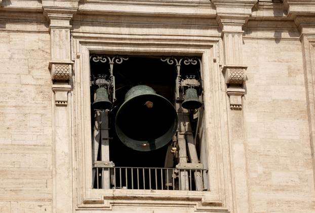 Rim: Brojni vjernici na Trgu sv. Petra čekaju procesiju s tijelom pape Franje