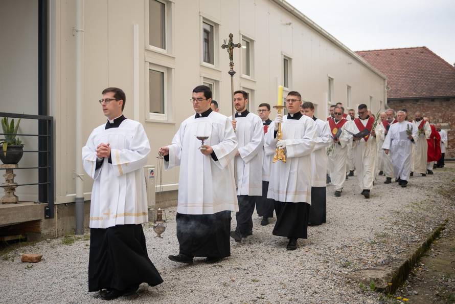 Zagrebački nadbiskup mons. Dražen Kutleša predvodio je euharistijsko slavlje i obred na blagdan Nedjelje Muke Gospodnje