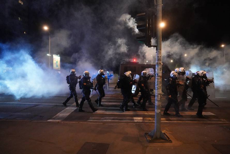 Policija i vojska suzavcima rastjerala okupljene prosvjednike u Novom Beogradu