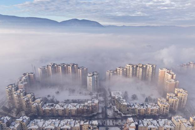 Pogled iz zraka na Sarajevo obavijeno maglom i smogom