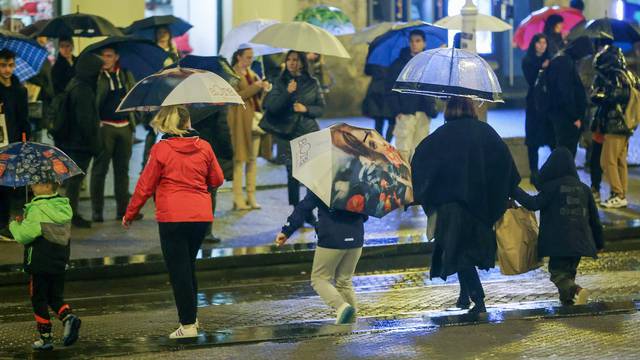 Zagreb: Kišna večer u središtu grada