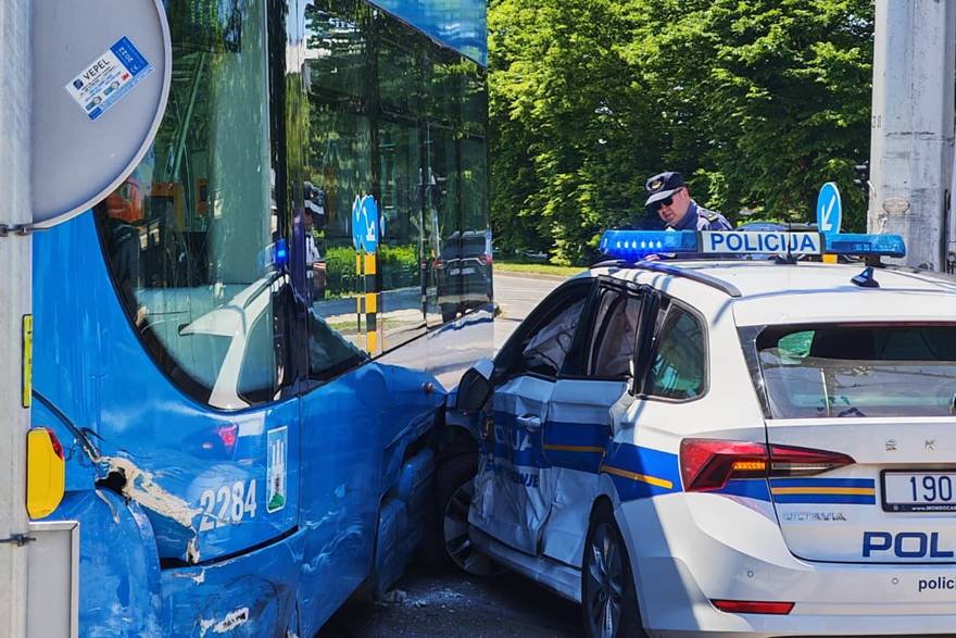 DRAMA NA JARUNU Sudar policijskog auta i tramvaja koji je isko&ccaron;io: 'Putnici su vri&scaron;tali'