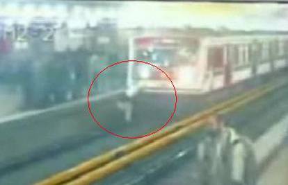 Žena se bacila pod jureći vlak na prepunoj stanici