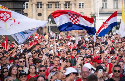 VIDEO Antunovski hod okupio je tisuće vjernika na zagrebačkom Trgu: 'Tko daje srce, daje sve!'