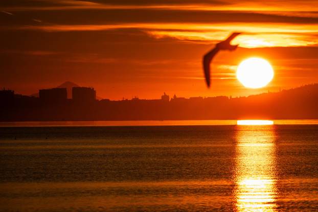 Kaštel Stari: Izlazak Sunca nad Splitom