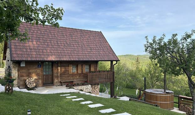 FOTO Ova kuća blizu Zagreba pravi je raj - filmove možete gledati iz bačve za kupanje!