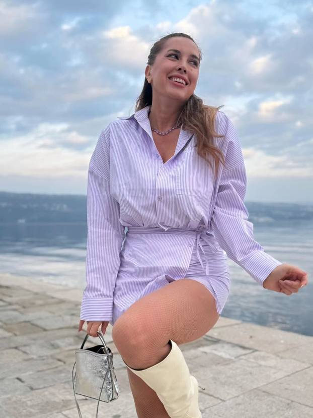 FOTO Nives od magle pobjegla na more, u prvi plan došle njene visoke čizme i mrežaste čarape