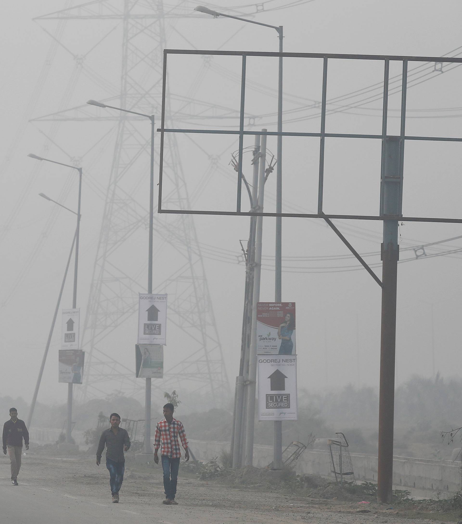 People walk through smog near Delhi